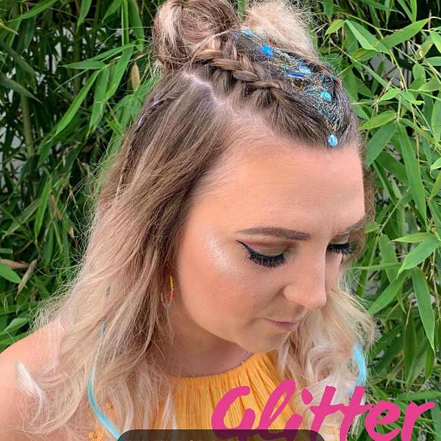 Glitter Festival-Look mit Haarverdichtung